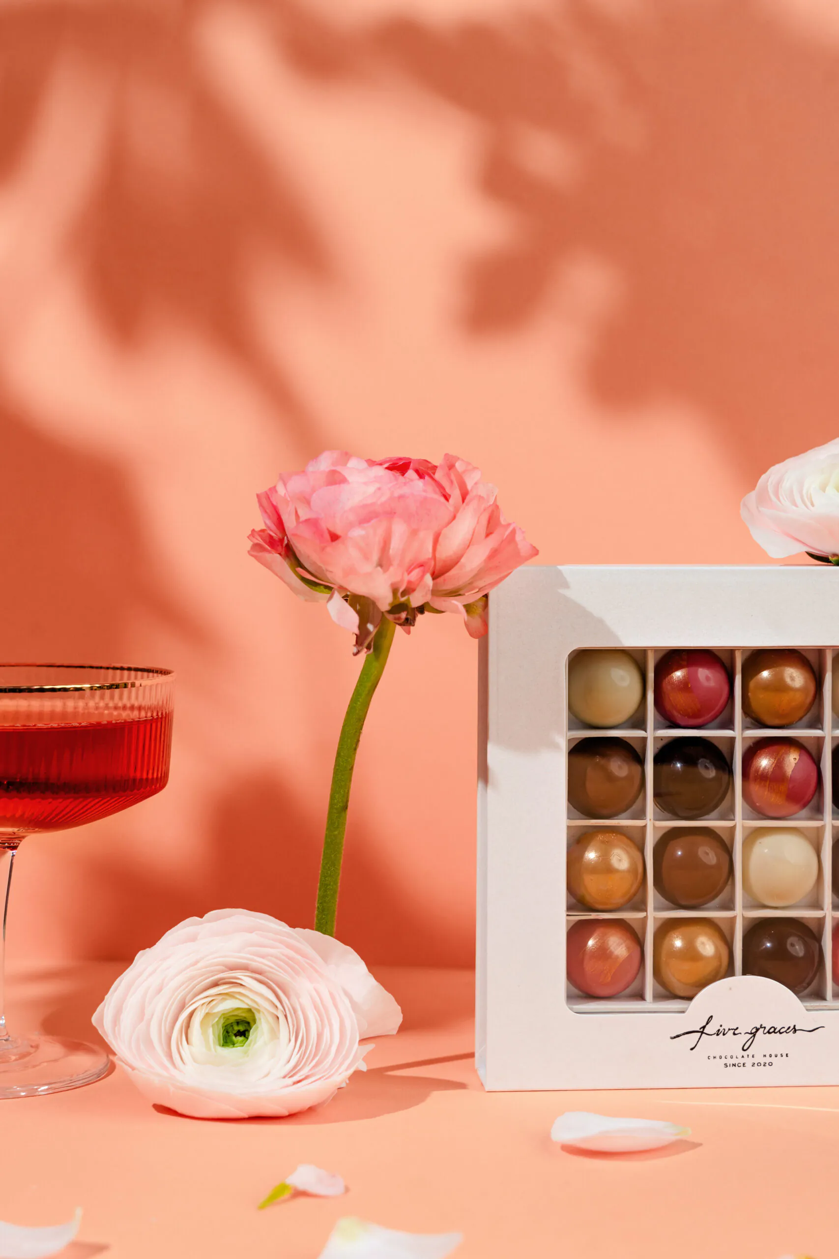 Cutie cu praline Ediția de Primăvară alături de flori, cadou de 8 Martie, Five Graces